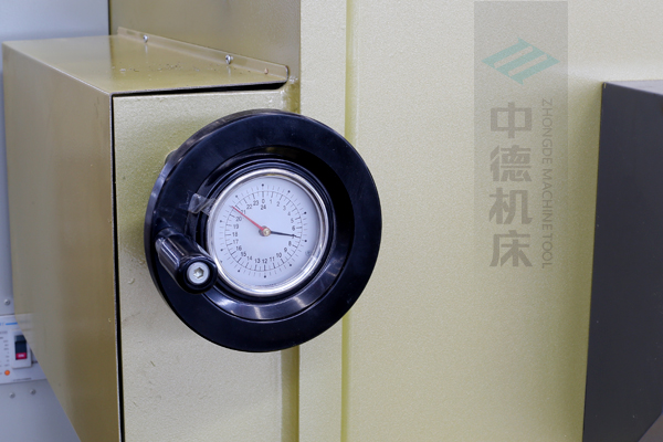 ZDG-632刀片間隙調(diào)節(jié)裝置，設(shè)置在機架前面，并有刻度顯示，調(diào)節(jié)方便.jpg
