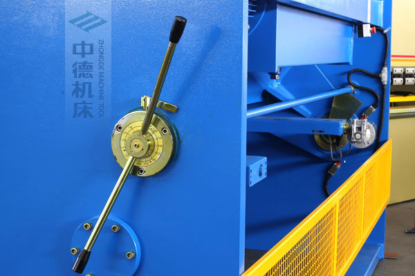 ZDSK-1632剪板機(jī)刀片間隙手動調(diào)節(jié)器，刻度清淅，調(diào)節(jié)省力又簡便.jpg