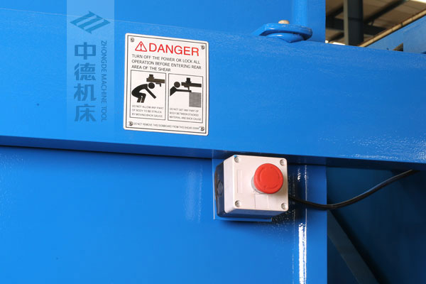 ZDSK-1632剪板機(jī)后部緊急停止按鈕，最大程度保障工人安全.jpg