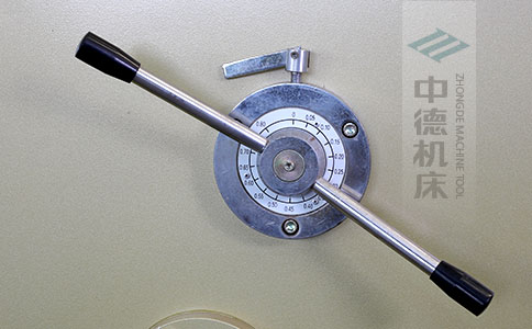 ZDS-840剪板機刀片間隙手動調節(jié)器，刻度清淅，調節(jié)省力又簡便.jpg