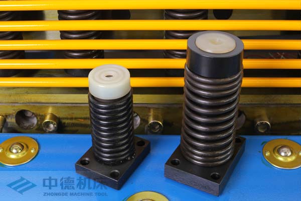 ZDS-2032采用高品質(zhì)壓料油缸，不滲油不會(huì)在板材表面留有油污.jpg