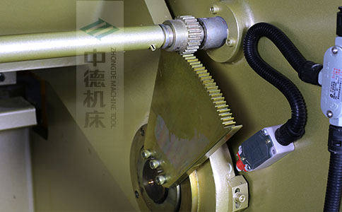 ZDS-1032采用高精度刀片間隙調(diào)節(jié)齒輪，經(jīng)過(guò)淬火高硬度又耐磨，表面鍍鋅不生銹，長(zhǎng)年累月使用依然有很高的調(diào)節(jié)精度.jpg